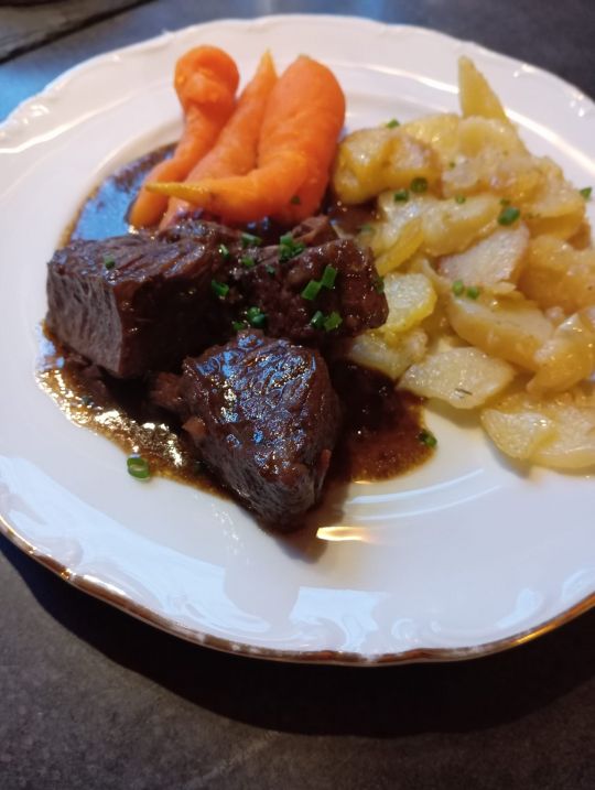 Bœuf bourguignon, pommes miettes et carottes glacées du jardin. Bœuf bourguignon, pommes miettes et carottes glacées du jardin.
