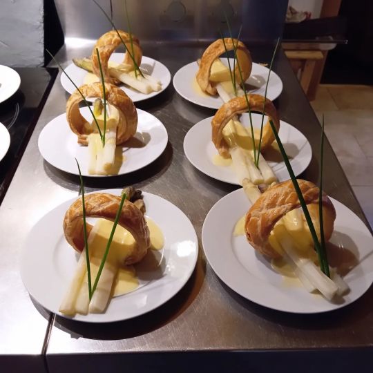 Feuilleté aux asperges et sa sauce Hollandaise Feuilleté aux asperges et sa sauce Hollandaise