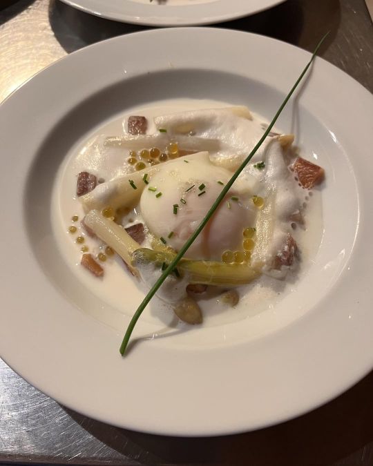 Oeuf parfait 64°, accompagné d'une émulsion d'asperge, de morceaux d'asperges snackés et de Haddock fumé. Oeuf parfait 64°, accompagné d'une émulsion d'asperge, de morceaux d'asperges snackés et de Haddock fumé.