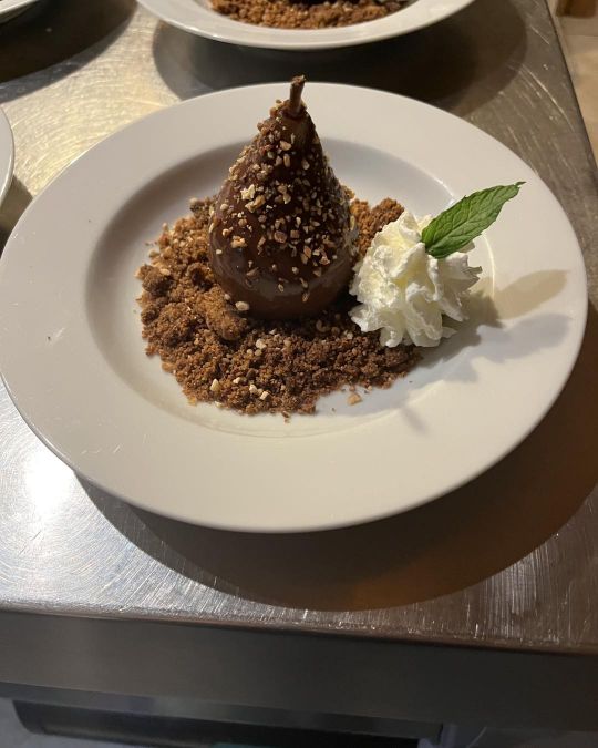 Poire pochée au vin rouge épicé et son crumble Poire pochée au vin rouge épicé et son crumble
